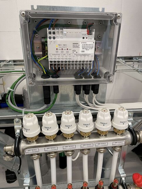 Technik-Schrank auf Etage: Lüftung Zu- und Abluft, Schmutzwasser, Bodenheizung. (Foto: Peter Warthmann)